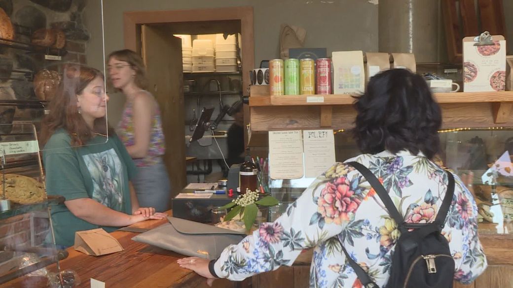 Click to play video: 'Restaurants face new crisis as debt repayment deadline looms'